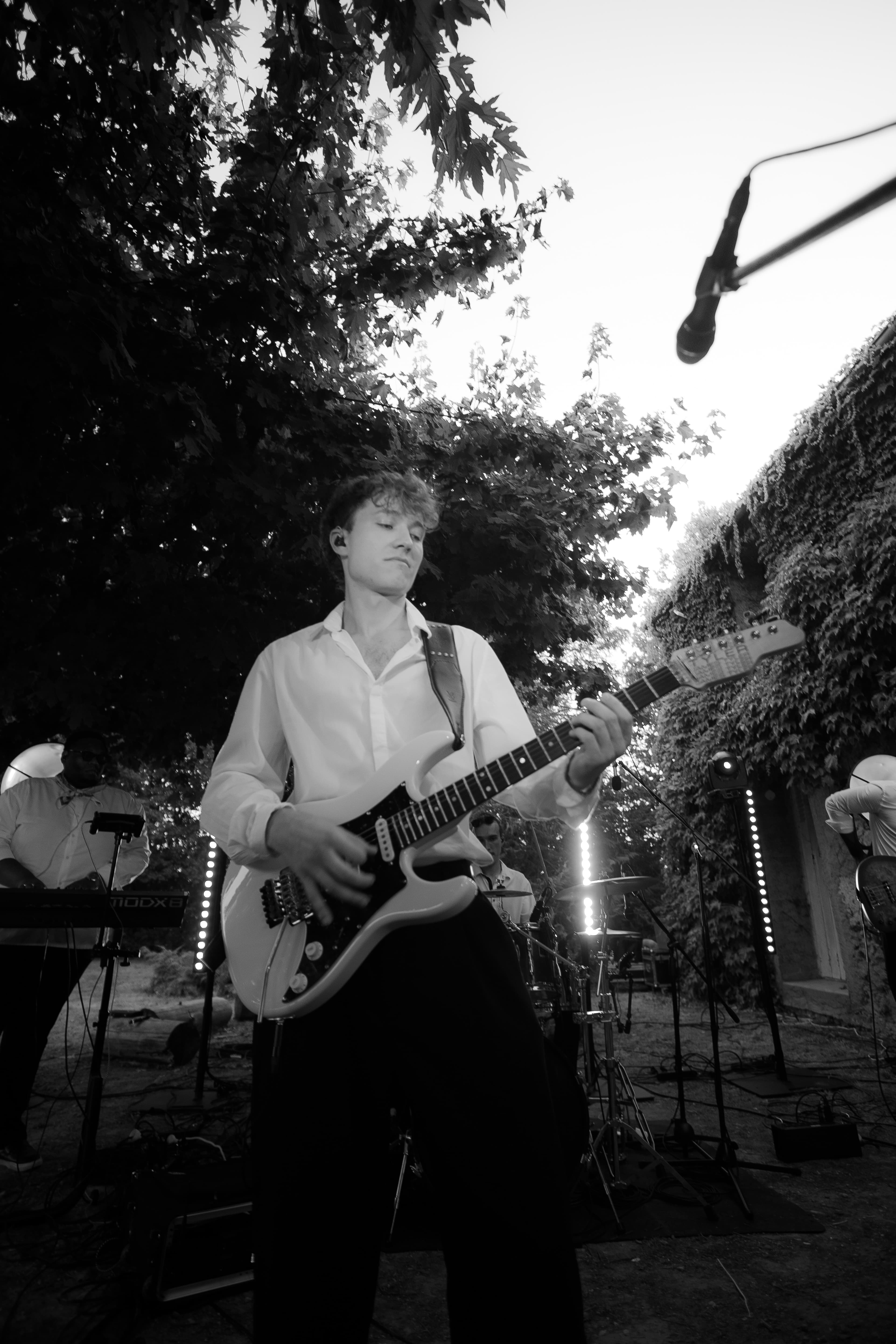 Guitariste de Youngblood en concert, noir et blanc