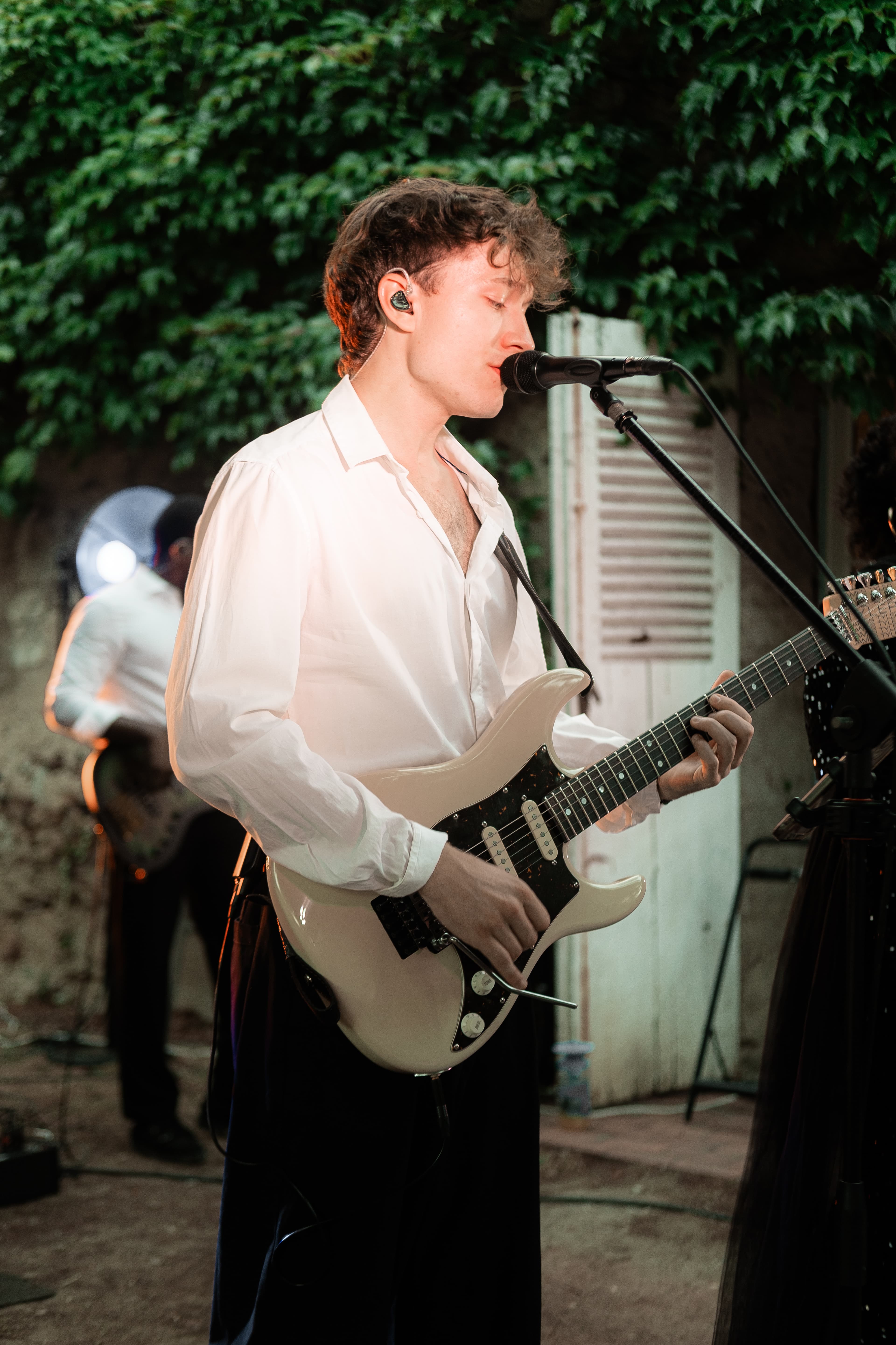 Chanteur de Youngblood à la guitare, concert en extérieur