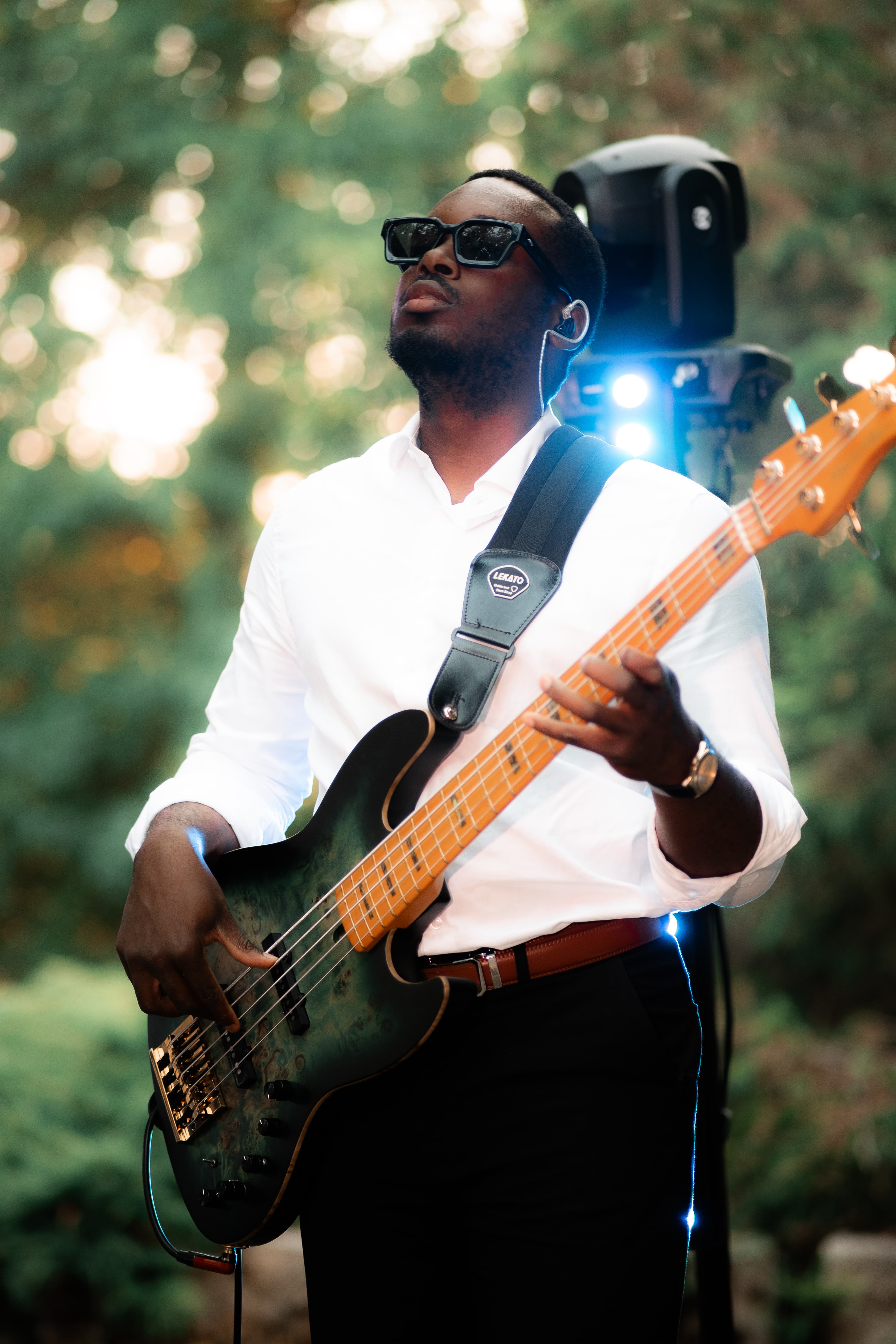 Bassiste de Youngblood en concert en extérieur