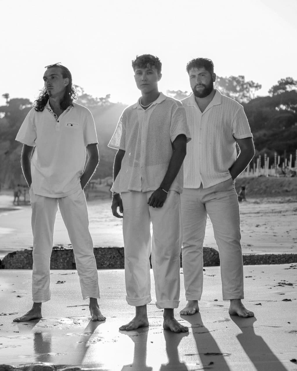 Portrait du groupe Youngblood en noir et blanc, à la plage