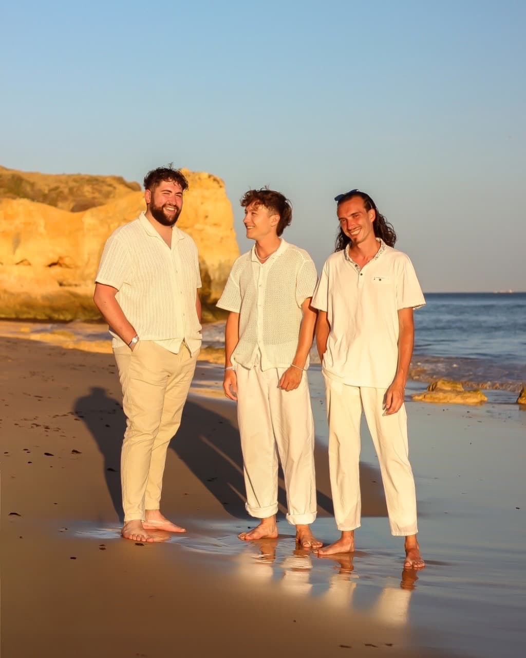 Youngblood sur la plage au coucher du soleil