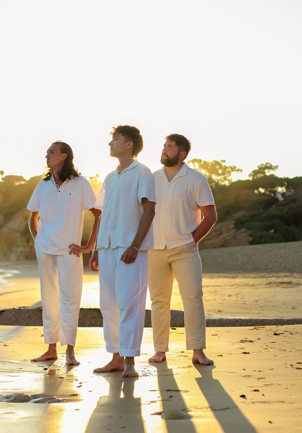 Youngblood face à l'océan au coucher du soleil